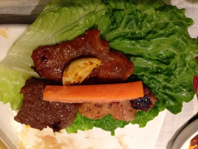 青瓜紫蘇葉生菜紅蘿蔔加燒肉醬係絶配