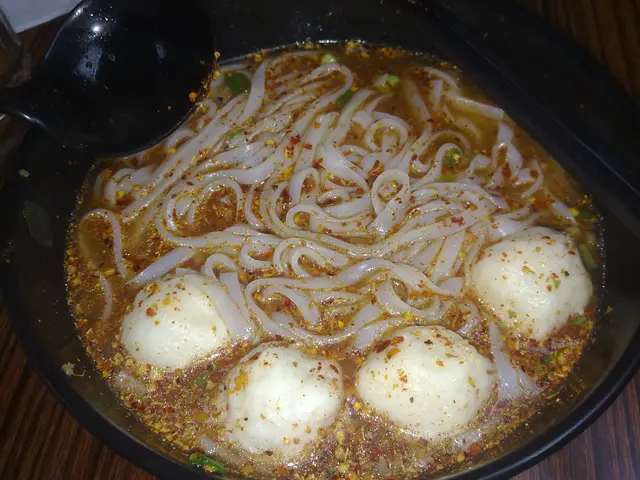 狂加辣椒粉的墨魚丸河粉