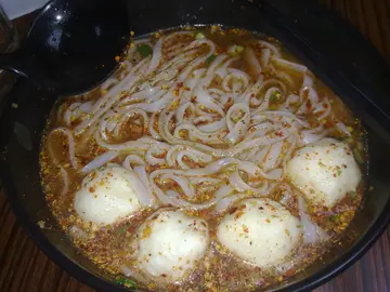 狂加辣椒粉的墨鱼丸河粉