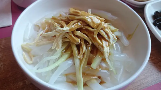 雞絲粉皮，比較硬，醬料不太香口，花生醬有D“鞋”，不夠滑