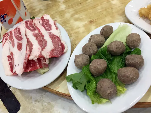 肥牛,是普通雪藏肥牛,肥瘦也均勻。黑椒牛丸,爽口彈牙黑椒味濃,不錯。