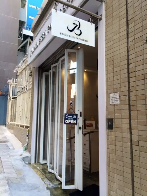 街角盡頭的白色小店