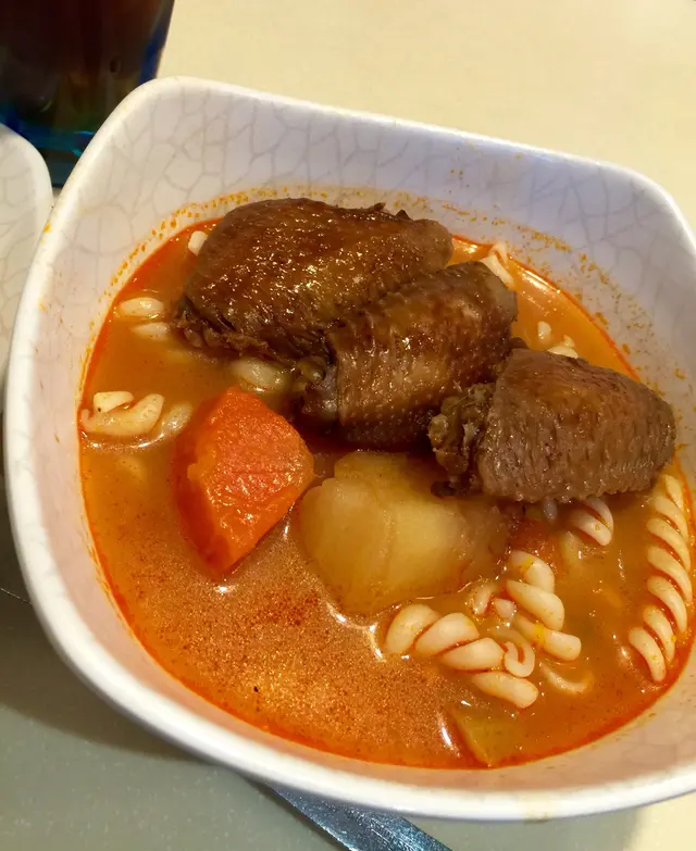 螺絲粉吸收曬D湯,加上有D紅蘿蔔及薯仔配料!好味!