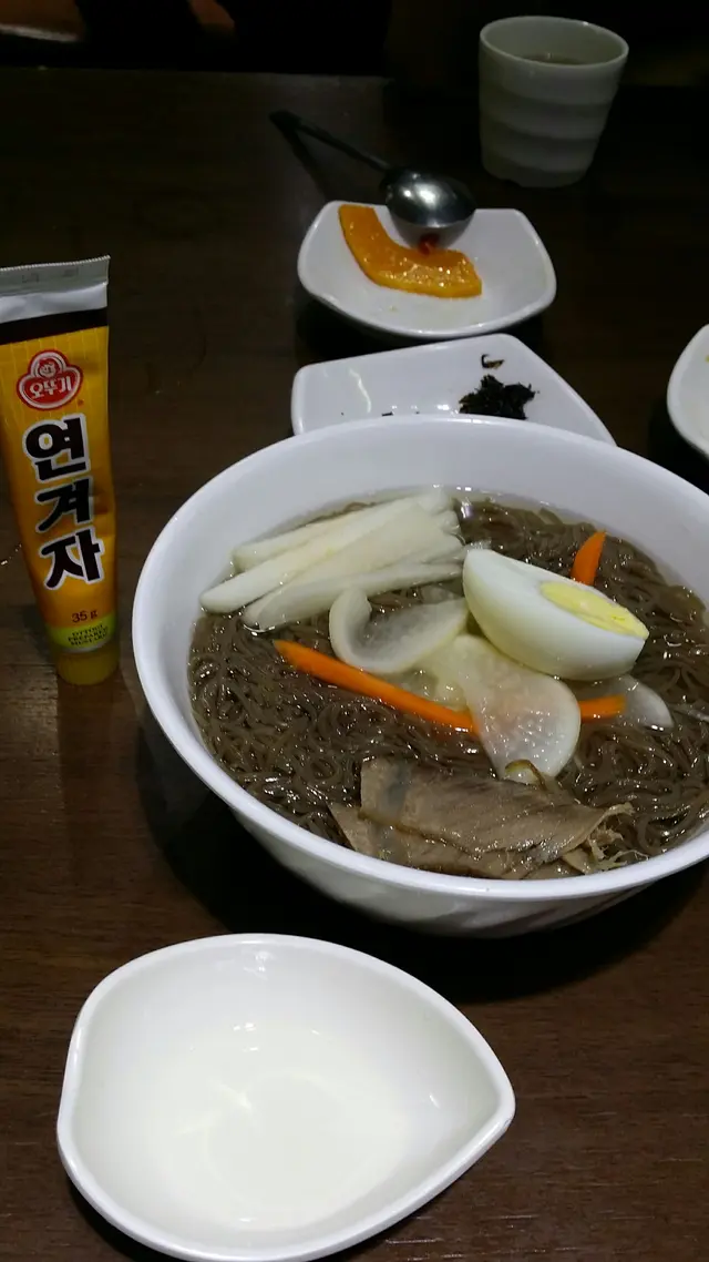 酸酸甜甜,很開胃,連酸蘿蔔吃更好! 只是麵好多,吃都吃不完,而且要咬斷很費力。店員附加一支芥末,朋友試了說很辣。