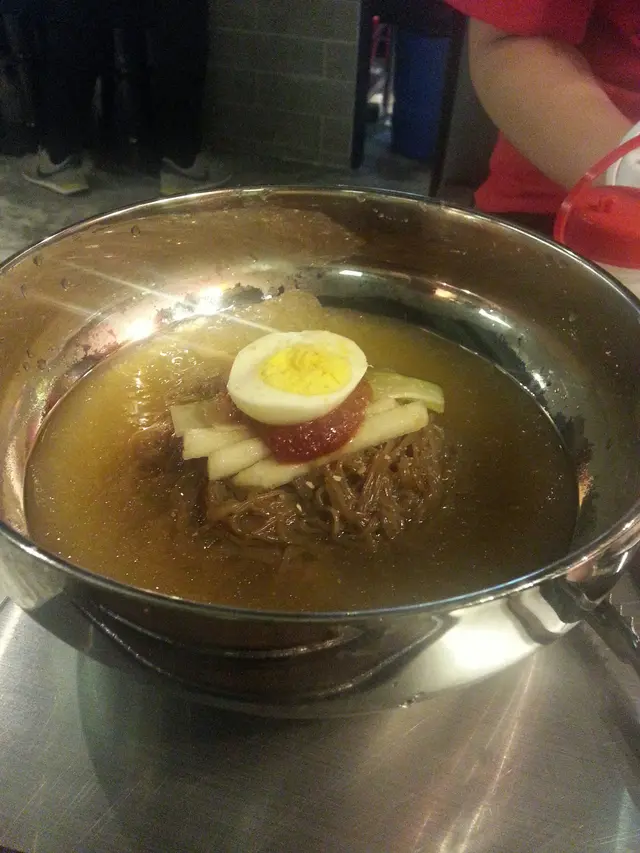 新麻蒲有2個冷面。呢個係M5嗰個。好好食。可能因為係正宗韓國餐廳,份量剛剛好 唔會好似平日外面既韓燒舖 煮一大碗出黎 食到飽至肉都燒唔到。味道同我喺韓國食既一樣,我地仲要即黎即食,個面好凍!GOOD!