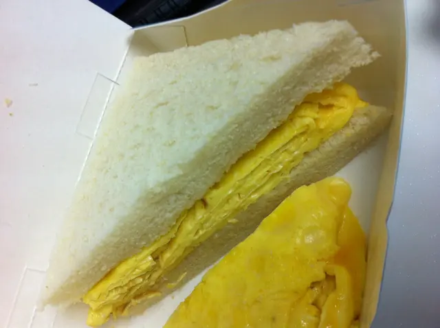 蛋無咩牛乳味…..連蛋味都五重….好就好在炒蛋五係太油。 包其實就係普通白麵包