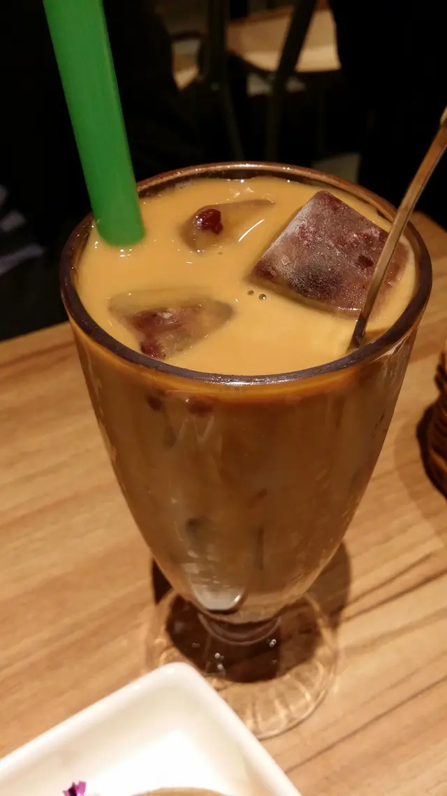 用紅豆沙做冰粒,D冰粒融緊果時唔會咁易溝淡左杯奶茶,唯一美係佢3粒紅豆冰粒連埋一齊無分開到,杯入面又有其他冰粒,想食紅豆冰粒既時候好容易會扯埋其他冰粒出黎食得唔方便。如果其他冰粒改用碎冰,效果會更好