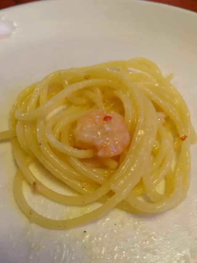 配上爽口的蝦、帶嚼勁的蜆肉、鮮魷魚...等,帶香辣!