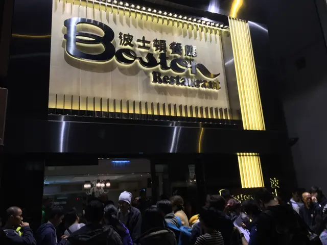 平安夜六點, 等位人潮已佔據整段行人路