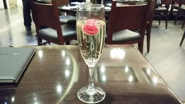 還有葡萄汽酒任飲，也有三款果汁如:橙汁、西柚汁和萍果汁。