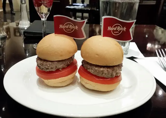 而最有特色，相信是這個即做迷你漢堡，有牛肉味，而配料很新鮮！