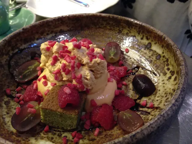 Lemon cake, matcha tea, toffee, raspberry & balsamic