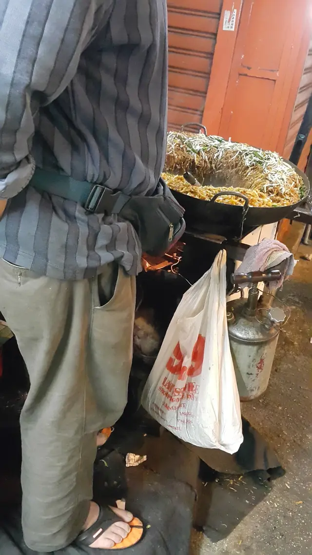 穿過裕民坊落觀塘道樓梯口炒粉麵