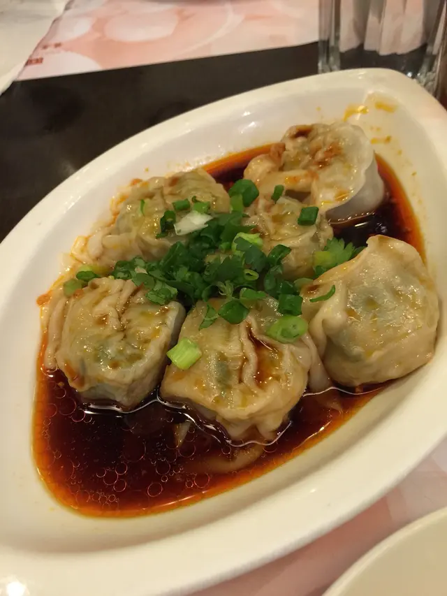 醬汁好辣好嗆喉，菜肉雲吞餡料多！