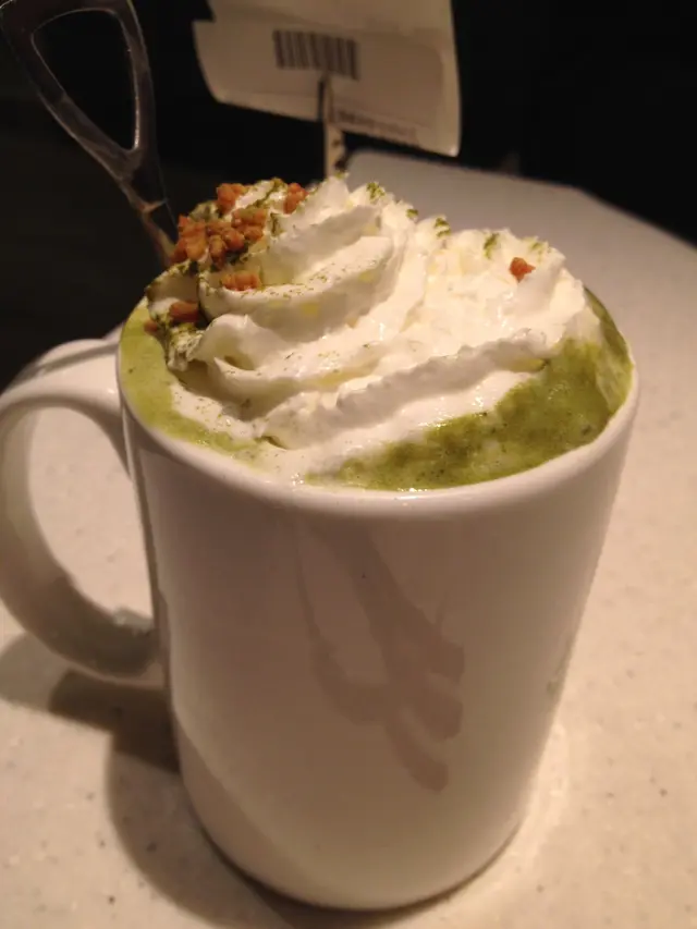 玄米味很香，忌廉上還有數片焗脆的杏仁片，香蕉味也很出，不錯﹗