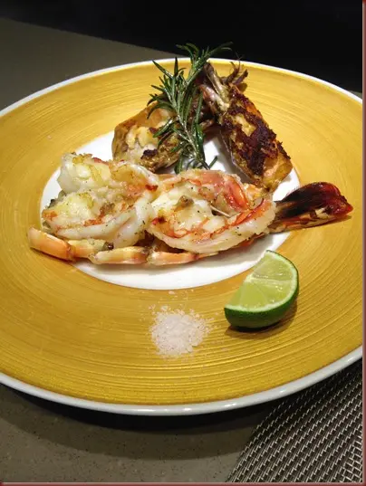 teppanyaki king prawn with grilled head, served with himalayan
