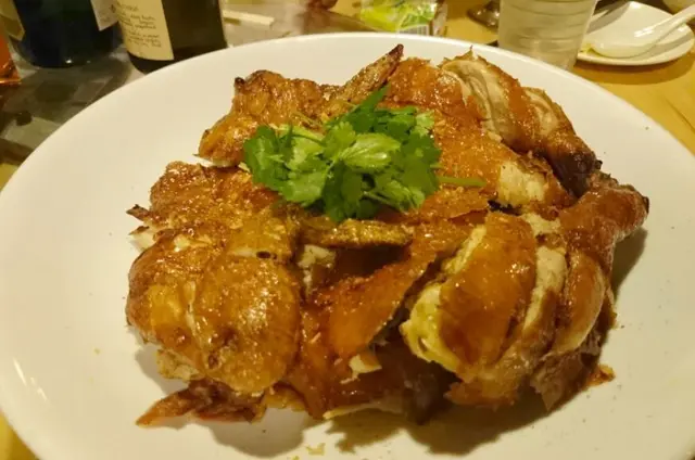 起初還以為會鋪上大量乾蔥金蒜,出來的味道及做法,倒類似於港式的炸子雞而已,倒是炸得皮脆肉嫩,也不需要甚麼醬料,不論剩吃還是送酒,大家口評還是偏向滿意。