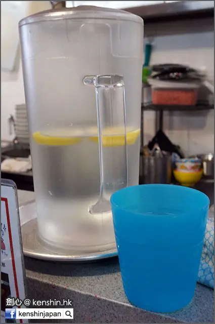 加了兩片檸檬溫度微冷的水不夠冰