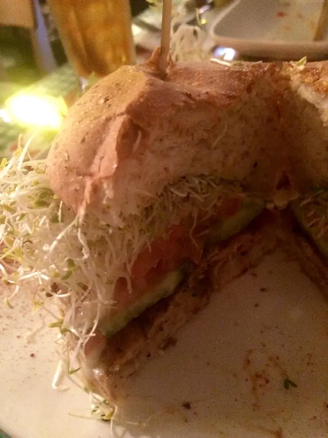 香脆黑椒大豆炸餅漢堡包伴南瓜薯角及神秘有機醬汁田園沙律