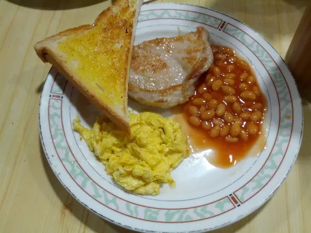 煎豬扒、茄汁豆、炒蛋配厚多士