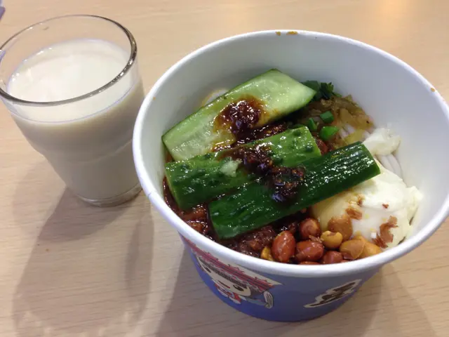 豆花撈米線加手拍青瓜同豆漿