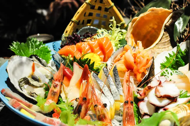 刺身包括有三文魚,甜蝦,元貝、帆立貼、八爪魚、螺、油金魚等,好鐘意佢個三文魚厚切,而且整個拼砌好用心。。