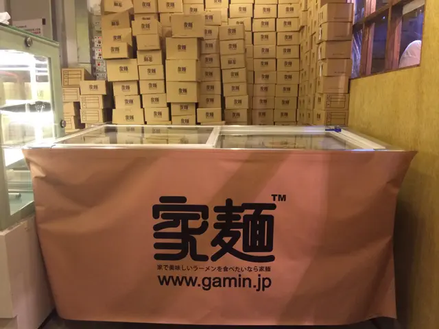 有一盒盒的拉麵可以買回家自己煮。