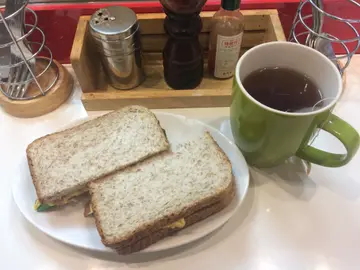 烟肉蛋麦包三文治