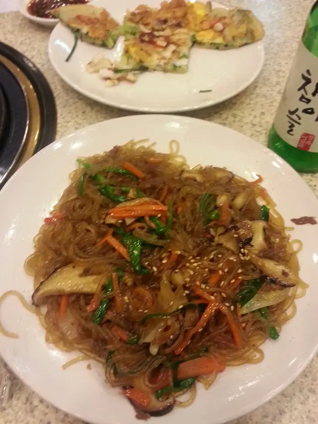 炒粉絲唔錯，不過分量偏少；海鮮薄餅無咩味