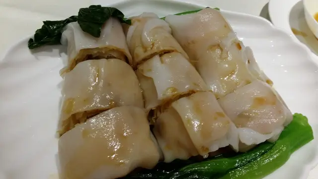 幼滑既腸粉,包著脆卜卜既春卷,饀料係香甜既芋頭蓉,入口外滑内脆,好吃得讓人驚呀!