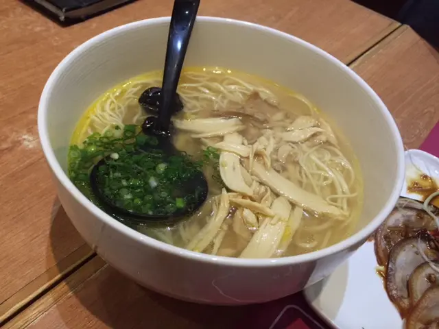手撕雞湯麵