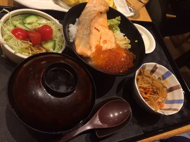 三文魚親子丼定食