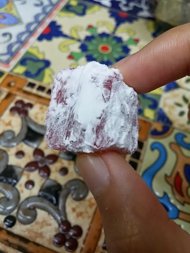 石榴只帶淡淡清香,建議先抖糖粉方便吃出真味