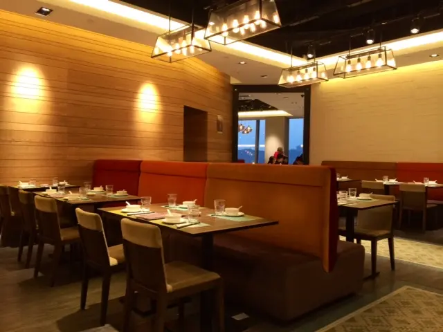 一室柔和的黃光