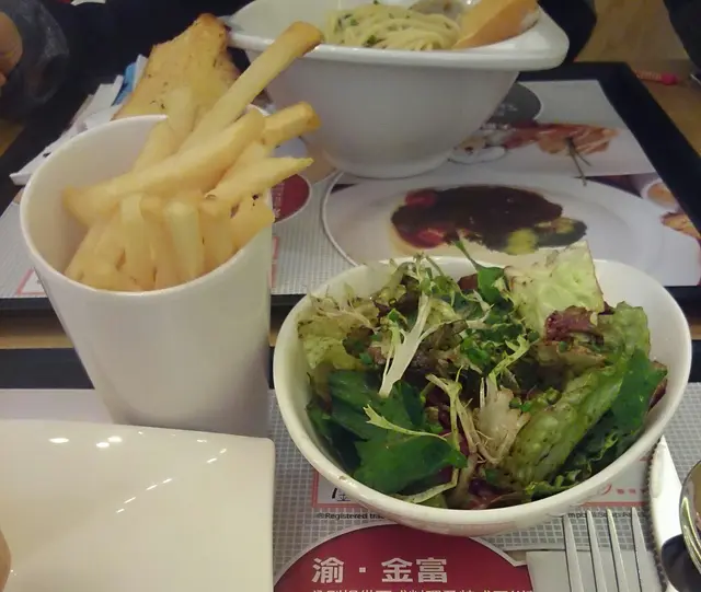 薯條(味道和質地同McDonald 一樣)，沙律Ok，包飲品一杯