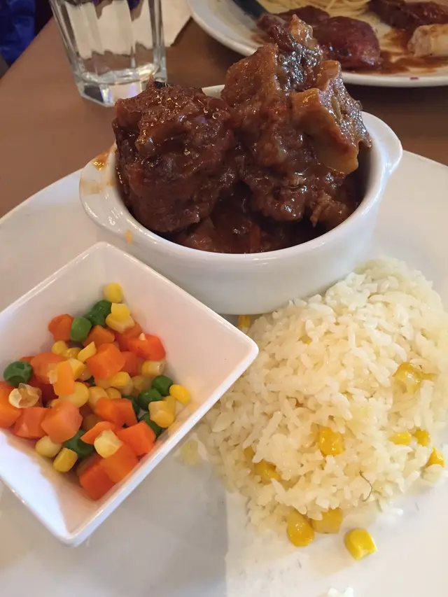 紅酒燴牛尾配牛油粟米飯
