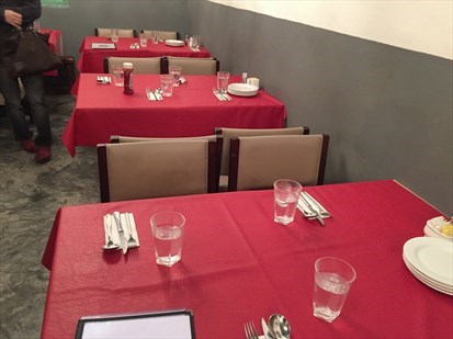 檯面舖上紅色檯布，刀叉等餐具亦已排好