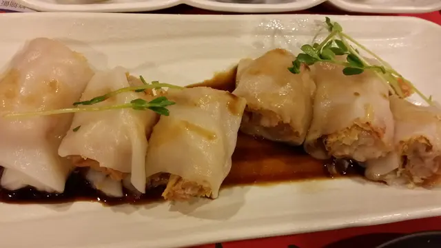 薄薄既腸粉，包住秀香脆既嚮鈴，即係炸鮮竹卷，脆到啪啪聲！