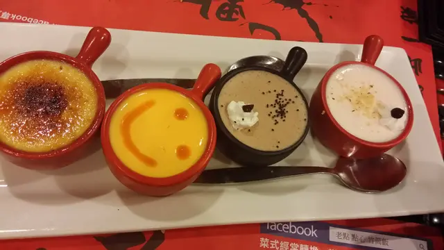 迷你一口四款。至正係芒果布甸，其次係朱古力慕絲，接住係焦糖蛋，最差係石榴味布甸