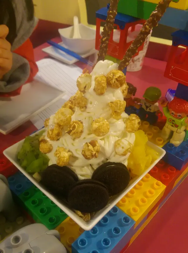 包括: 軟雪糕、Oreo 餅、粟米片、爆谷、鮮橙粒、奇異果粒、火龍果粒