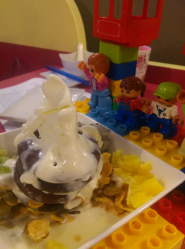 原來雪糕內還有兩塊超級市場貨色的朱古力夾心蛋糕