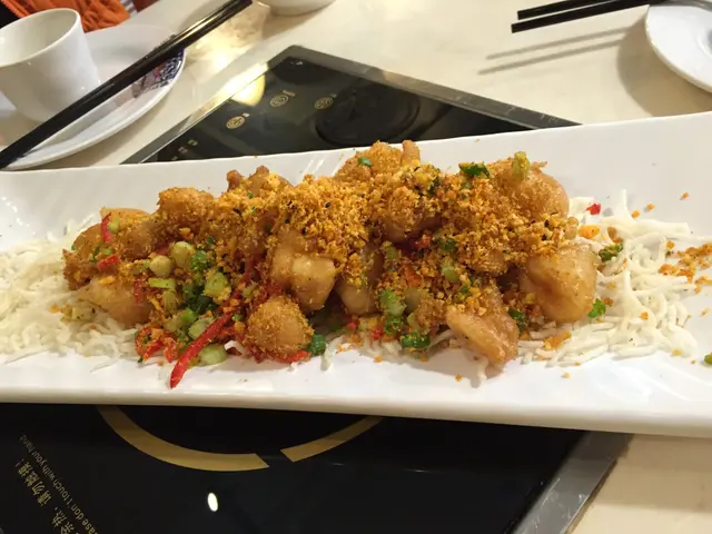 鋪上香蒜於面,入口脆漿夠薄酥脆,鮮魷很滑很多汁,非常入味,好吃。