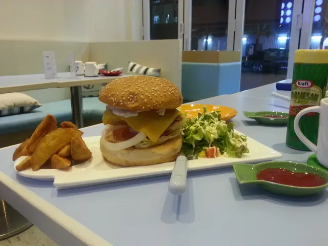 比目魚排很滑溜，搭配酸甜的蛋黃醬，不會太膩