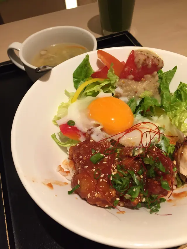 韓式炸雞肉伴溫泉蛋丼