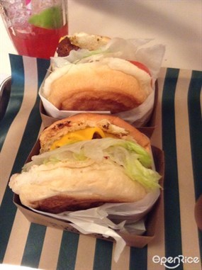 Flamethrower Burger (top) and American Acrobat Burger (bottom) - 中環的Burger Circus