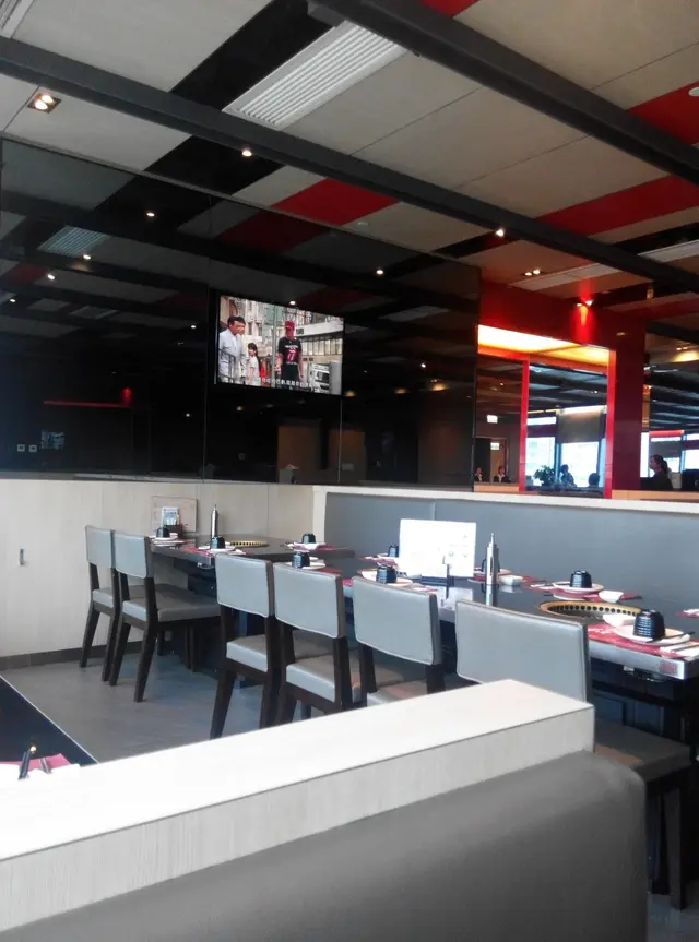 大電視置於黑色反光玻璃之中,設計非常醒目