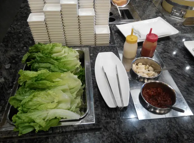 韓燒不可缺的生菜蒜頭非常新鮮