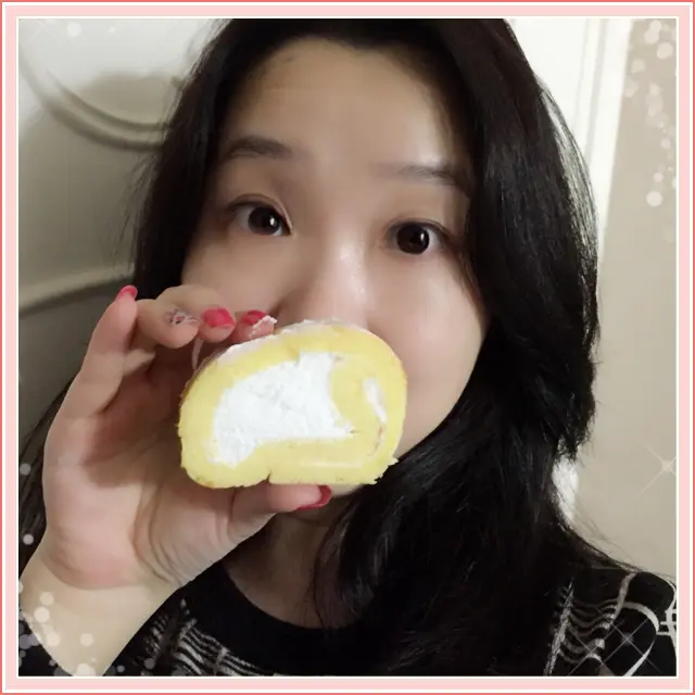 雖然 roll cake 的中心部分填滿了香滑的cream，好滑，不過整體甜而不漏，非常味美！好邪惡，一吃差點停不了呢！