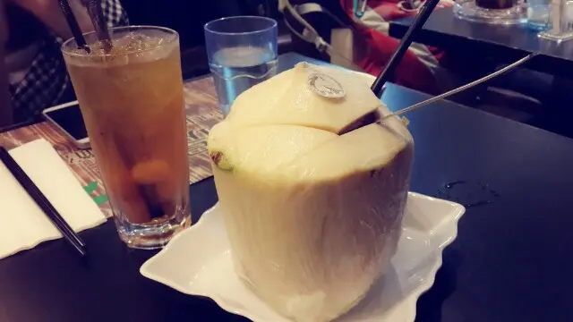 龍眼冰和椰青，椰青很好喝，椰青肉好好吃