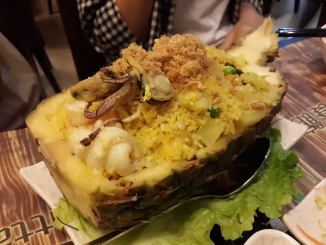 菠蘿炒飯，一般，炒得唔夠香。